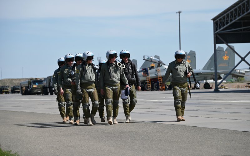 Военные летчики готовят авиашоу к юбилею Победы в Астане р