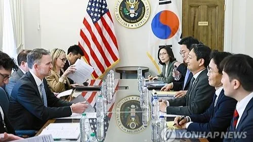 South Korean Industry Minister Ahn Duk-geun (3rd from R) and U.S. Trade Representative (USTR) Jamieson Greer (2nd from L) hold a meeting at the USTR office in Washington on April 24, 2025, in this photo provided by Ahn's office.