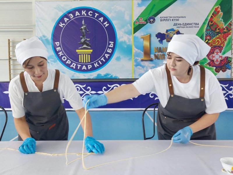 Самый длинный лагман: новый рекорд установлен в Казахстане Самый длинный лагман: новый рекорд установлен в Казахстане