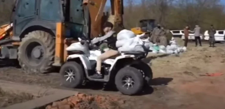 Оштрафовали родителей юного героя, который помогал укреплять дамбу в СКО