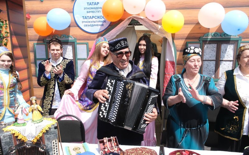 Алматылықтар достық пен бейбітшілік мерекесін тойлап жатыр Алматылықтар достық пен бейбітшілік мерекесін тойлап жатыр