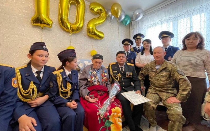 Әскери қызметшілері майдангер Тәңірберген Толғанбаевты 102 жасқа келуімен құттықтады Әскери қызметшілері майдангер Тәңірберген Толғанбаевты 102 жасқа келуімен құттықтады