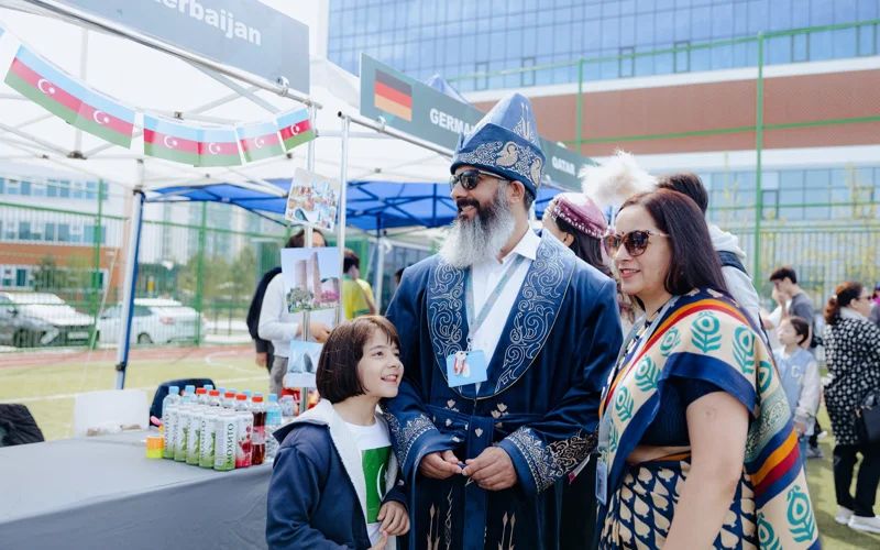 Spectrum мектебінде жәрмеңкеден жиналған қаражат мұғалімнің еміне берілді