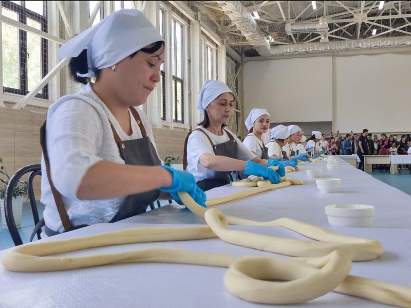 Самый длинный лагман: новый рекорд установлен в Казахстане Самый длинный лагман: новый рекорд установлен в Казахстане