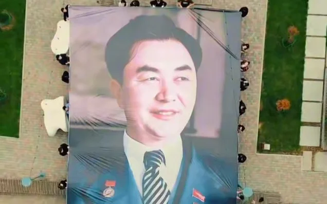 флагом с изображением Каныша Сатпаева