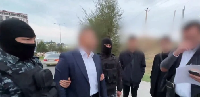 Шымкентте жүргізуші куәлігін заңсыз берумен айналысқан топ ұсталды