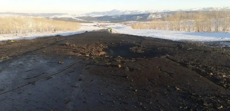 воронка в месте взрыва