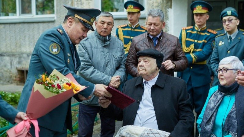 Ұлттық ұлан жауынгерлері соғыс ардагеріне құрмет көрсетті Ұлттық ұлан жауынгерлері соғыс ардагеріне құрмет көрсетті
