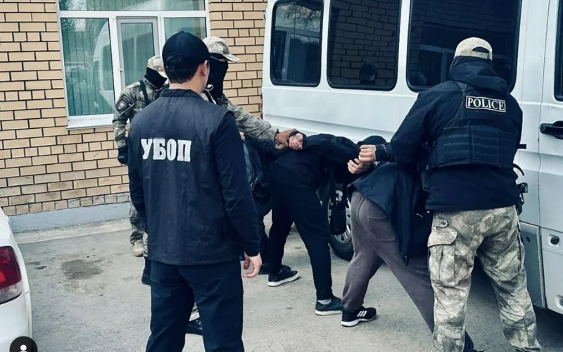 Oralda kúdikti stýdentti qorqytyp, aqsha aýdartqan 