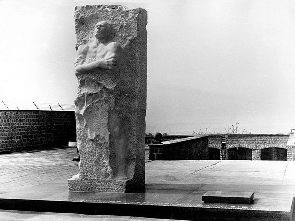 Памятник Д.М. Карбышеву на территории австрийского концлагеря Маутхаузен Памятник Д.М. Карбышеву на территории австрийского концлагеря Маутхаузен