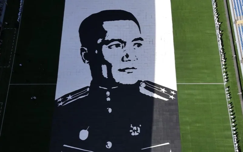 портрет-фотомозаика Бауыржана Момышулы