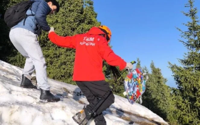 В горах Алматы спасли двух заблудившихся туристов