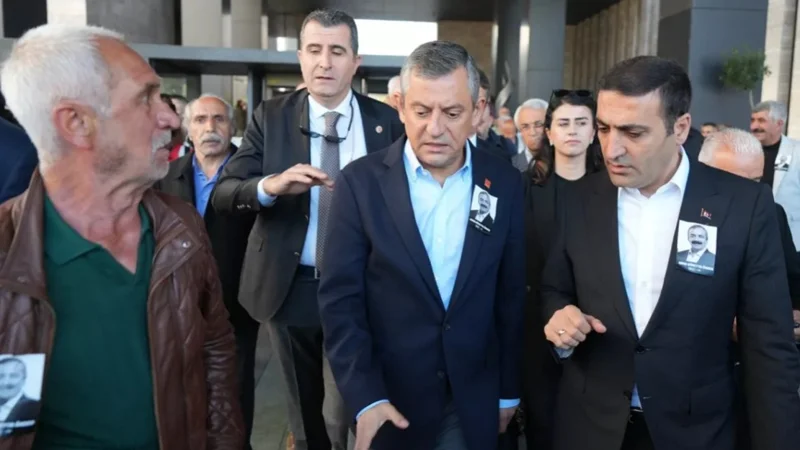 Лидер турецкой оппозиции Озгюр Озель подвергся нападению в Стамбуле