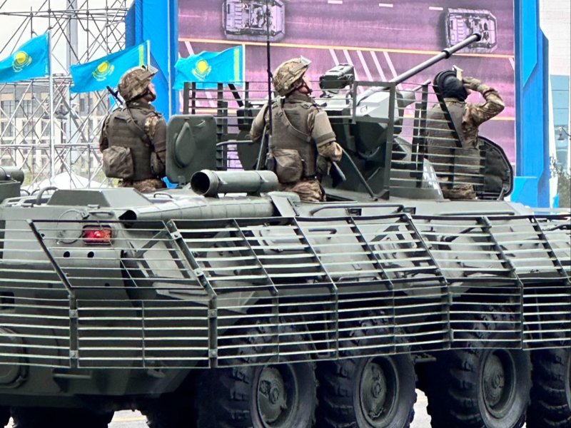 военные репетируют торжественное шествие к юбилею Победы п