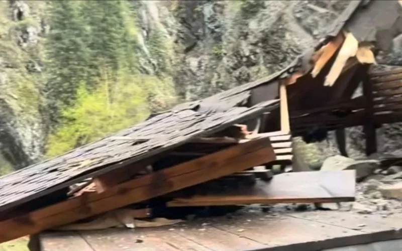 Rockfall at Alma-Arasan Gorge in Almaty nearly hits visitors