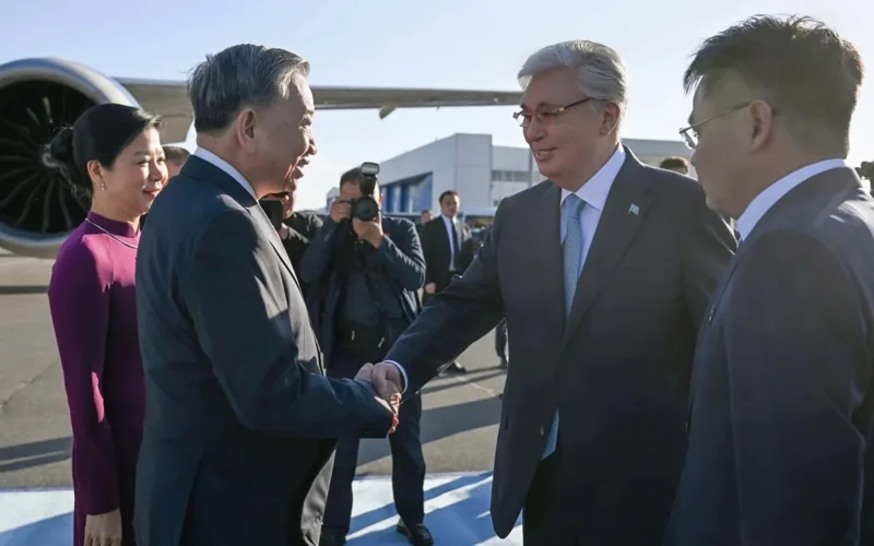 President Tokayev greets General Secretary of Vietnam’s Communist Party Tô Lâm at airport in Astana