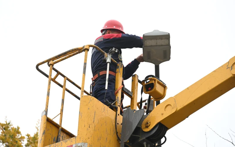 Освещение без теней: в Алматы модернизируют фонари в зелёных зонах