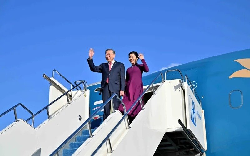 President President Tokayev greets General Secretary of Vietnam’s Communist Party Tô Lâm at airport in Astana