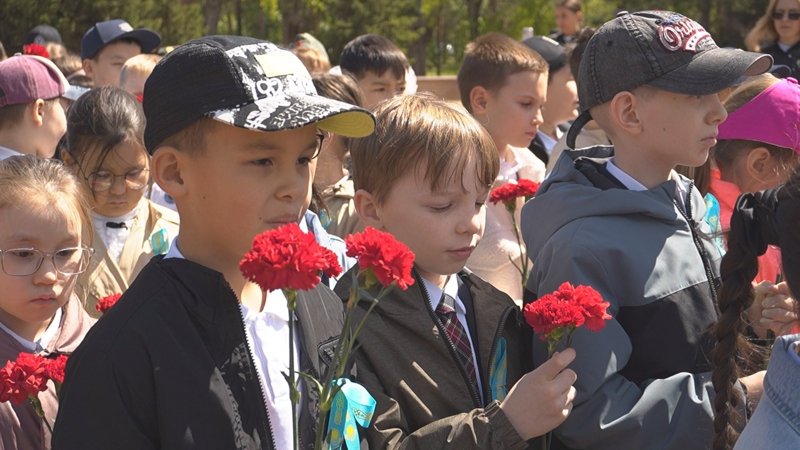 Павлодарцы массово несут цветы к Обелиску Славы Павлодарцы массово несут цветы к Обелиску Славы