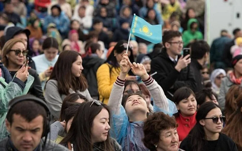 Қазақстандықтардың 73%-ы еліміз дұрыс бағытта дамып жатыр деп санайды – сауалнама 