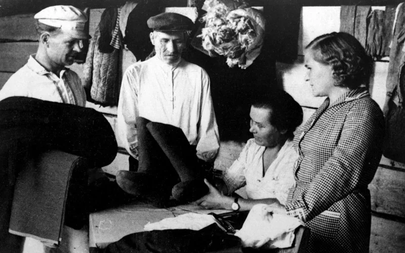 Архивное фото рабочих Чимкентского свинцового завода «оживили» с помощью ИИ