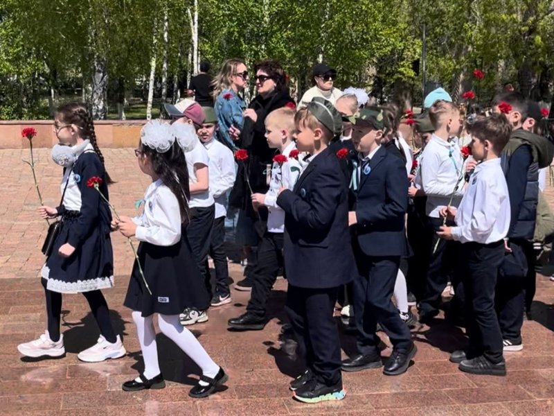 Павлодарцы массово несут цветы к Обелиску Славы Павлодарцы массово несут цветы к Обелиску Славы