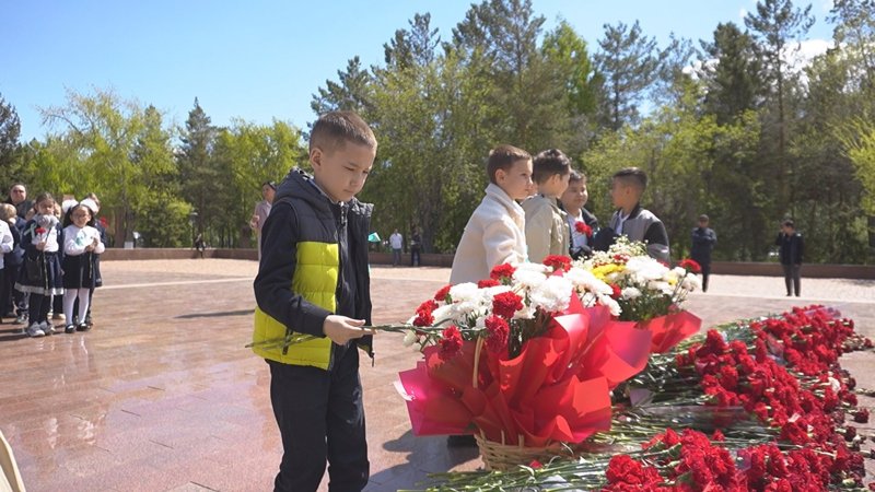 Павлодарцы массово несут цветы к Обелиску Славы Павлодарцы массово несут цветы к Обелиску Славы