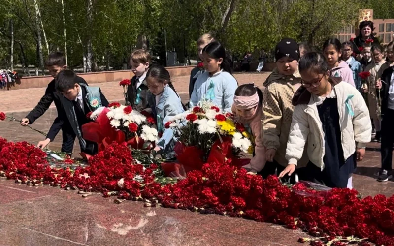 Павлодарцы массово несут цветы к Обелиску Славы