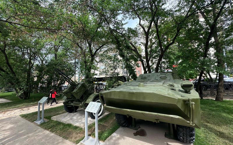 Алматының 28 панфиловшылар саябағында ашық аспан астындағы музей ашылды Алматының 28 панфиловшылар саябағында ашық аспан астындағы музей ашылды