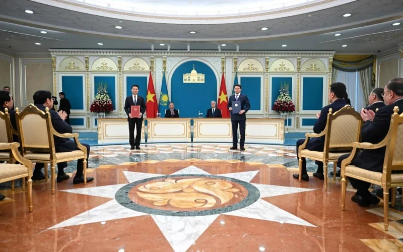 Kassym-Jomart Tokayev, Tô Lâm sign number of documents