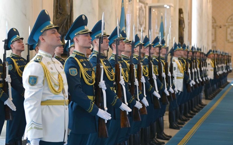 Қасым-Жомарт Тоқаев Ақордада То Ламды қарсы алды Құрметті қарауыл