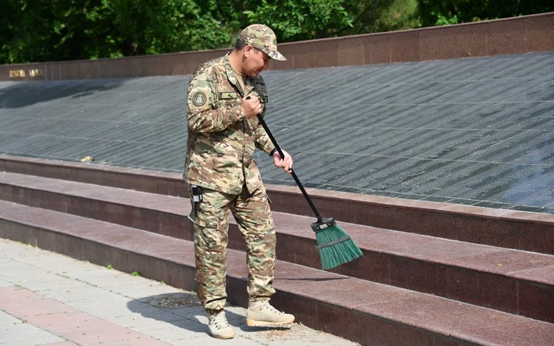 Военнослужащие Шымкента привели в порядок мемориал «Даңқ» Военнослужащие Шымкента привели в порядок мемориал «Даңқ»