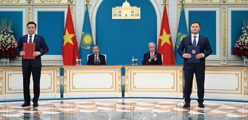 Қасым-Жомарт Тоқаев пен То Лам келіссөздер қорытындысы бойынша Бірлескен мәлімдеме қабылдады Қасым-Жомарт Тоқаев пен То Лам келіссөздер қорытындысы бойынша Бірлескен мәлімдеме қабылдады