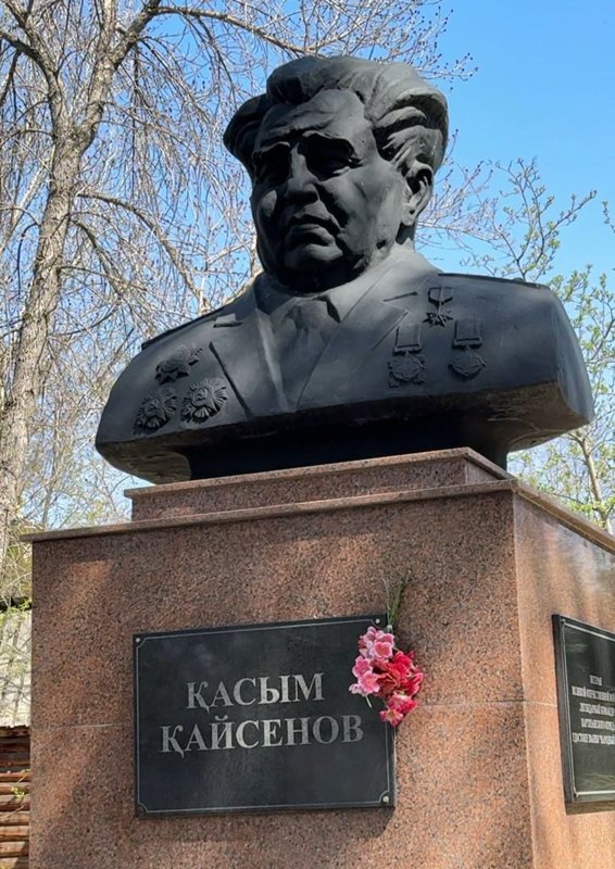 Қасым Қайсеновтың ескерткіші а