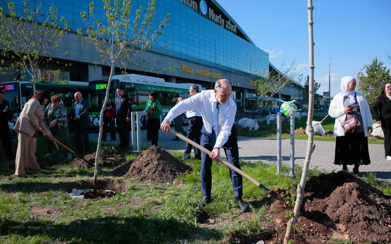 На «Нұрлы жол» прошли торжества в честь 80-летия Победы с высадкой деревьев и фотовыставкой