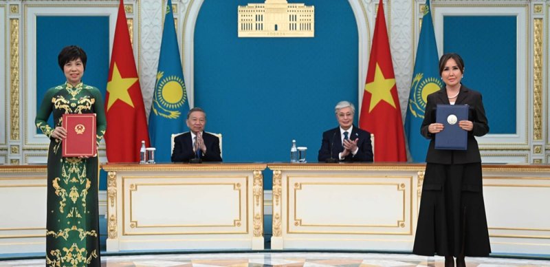 Қасым-Жомарт Тоқаев пен То Лам келіссөздер қорытындысы бойынша Бірлескен мәлімдеме қабылдады Қасым-Жомарт Тоқаев пен То Лам келіссөздер қорытындысы бойынша Бірлескен мәлімдеме қабылдады