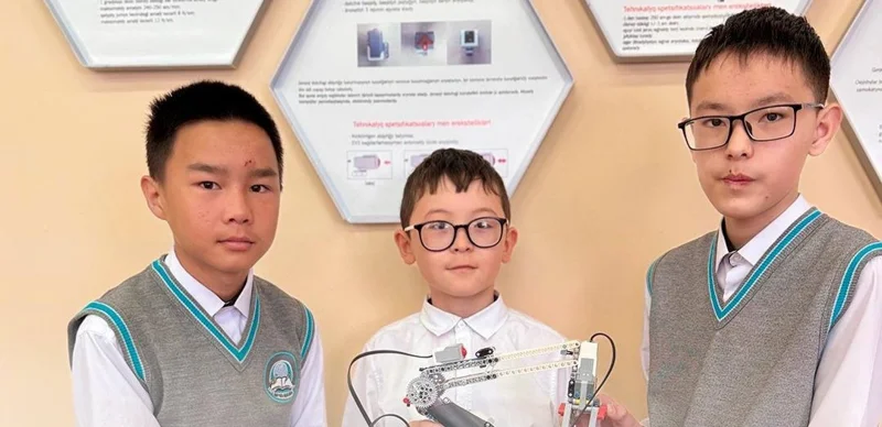 Aýyl mektebiniń oqýshylary qorshaǵan ortany tazartýǵa arnalǵan robot qurastyrdy 