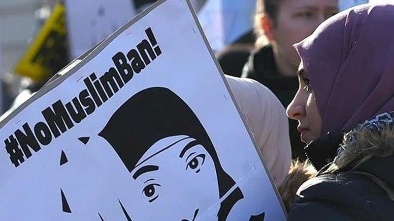 Frantsııanyń Іshki ister mınıstri hıdjabty ýnıversıtetterde kııýge tyıym salýdy qoldady