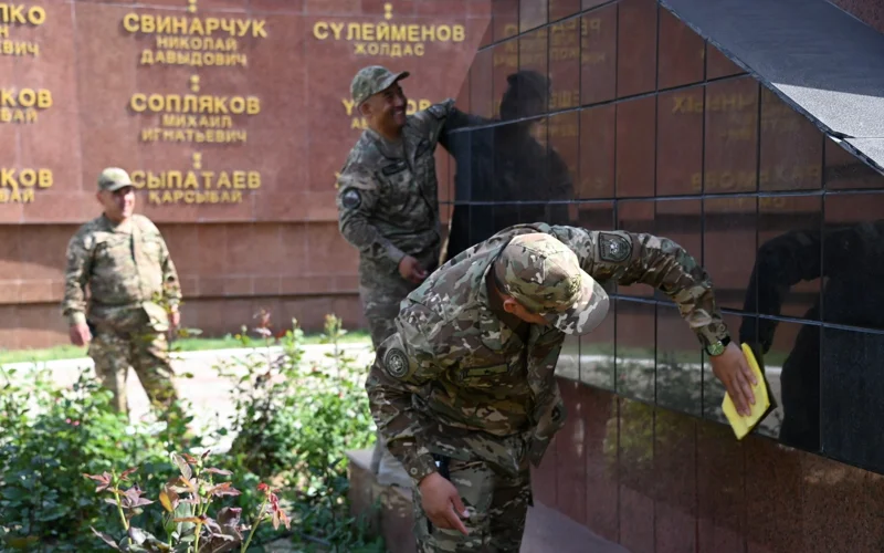 Военнослужащие Шымкента привели в порядок мемориал «Даңқ»