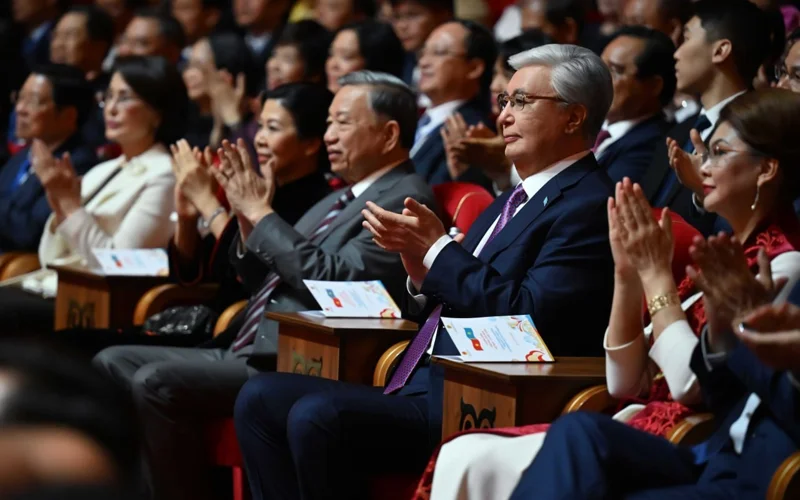 Касым-Жомарт Токаев и То Лам посетили концерт в рамках Дней культуры Вьетнама в Казахстане