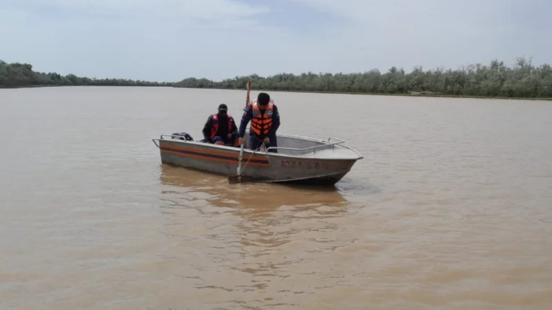 Atyraýda 3 kún buryn Jaıyqqa batyp ketken bozbala tabylmaı jatyr
