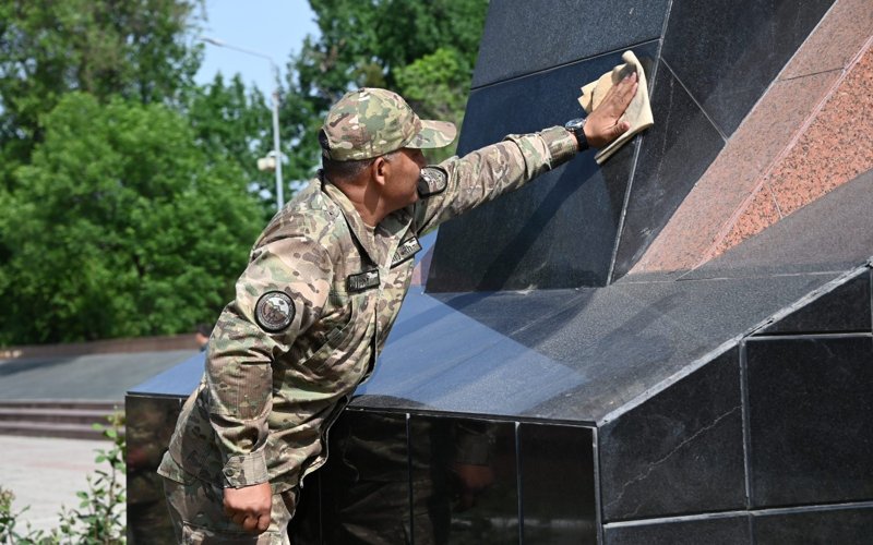 Военнослужащие Шымкента привели в порядок мемориал «Даңқ» Военнослужащие Шымкента привели в порядок мемориал «Даңқ»