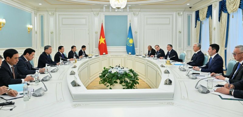 Касым-Жомарт Токаев и То Лам провели переговоры в узком составе Касым-Жомарт Токаев и То Лам провели переговоры в узком составе