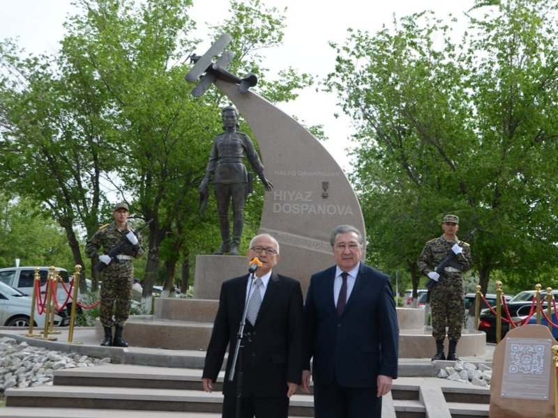 Ерболат Амиров на открытии памятника Хиуаз Доспановой в Атырау Хиуаз