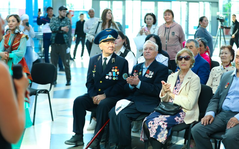 На вокзальном комплексе «Нұрлы жол» прошла фотовыставка и высажено 80 деревьев в честь 80-летия Победы На вокзальном комплексе «Нұрлы жол» прошла фотовыставка и высажено 80 деревьев в честь 80-летия Победы