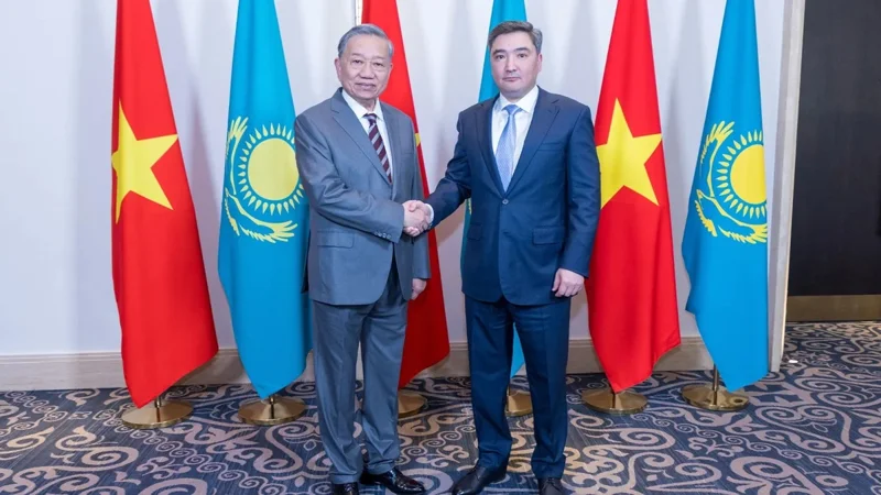 Kazakh PM Bektenov holds meeting with Vietnam’s Party General Secretary Tô Lâm