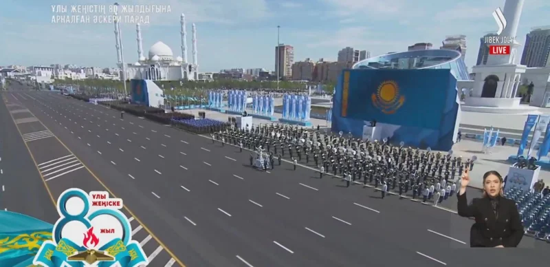 Әскери парадтың жаяу шеруін Мемлекеттік күзет ротасы түйіндеді