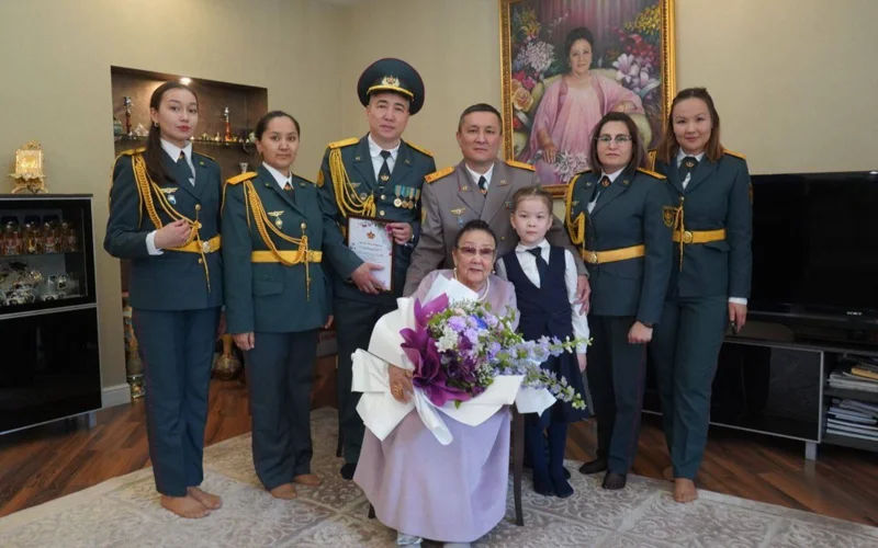 Almatyda áskerı qyzmetshiler Bıbigúl Tólegenovany Jeńistiń 80 jyldyǵymen quttyqtady