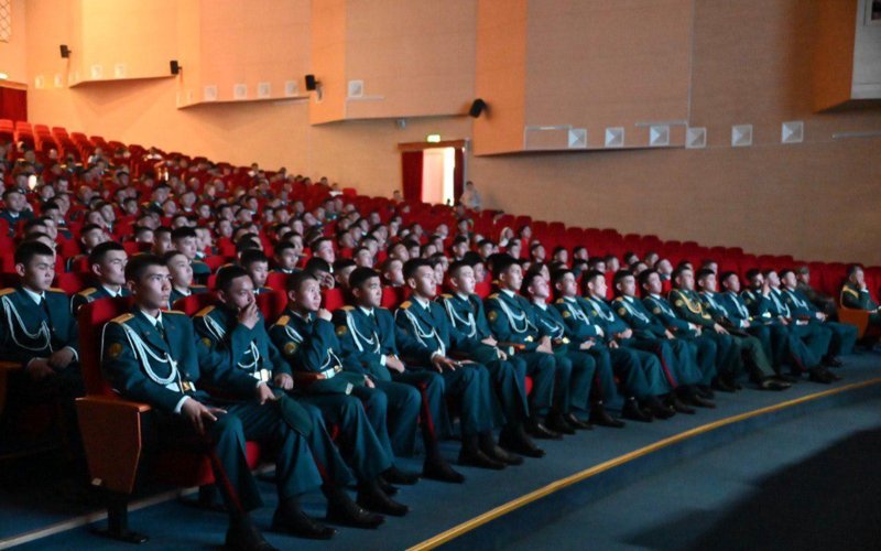 Жители Шымкента наблюдали за военным парадом в Астане в прямом эфире Жители Шымкента наблюдали за военным парадом в Астане в прямом эфире