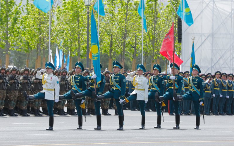 Государственный флаг и Знамя Победы торжественно вынесли на площадь в Астане Государственный флаг и Знамя Победы торжественно вынесли на площадь в Астане